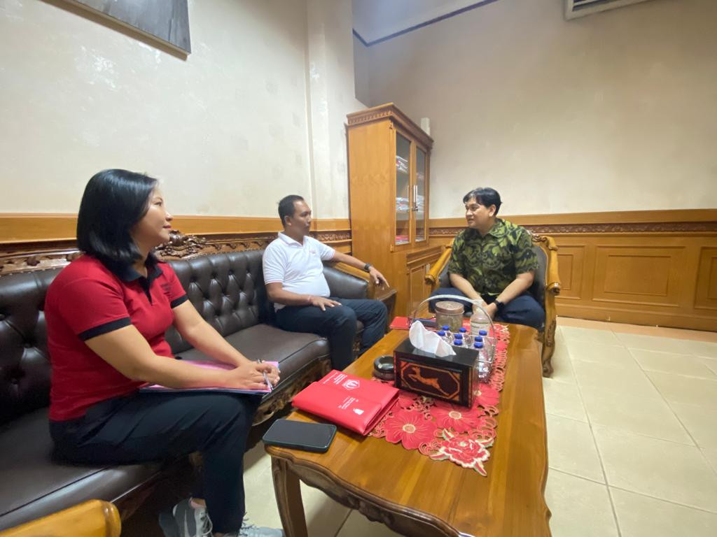 amat bersama Kasi Pemerintahan Kecamatan Kuta Selatan melakukan konsultasi dengan Kepala Bagian Hukum Setda Badung terkait dengan usulan rancangan penyusunan Peraturan Bupati tentang Tata Cara Pelayanan Silsilah Waris di Kab Badung